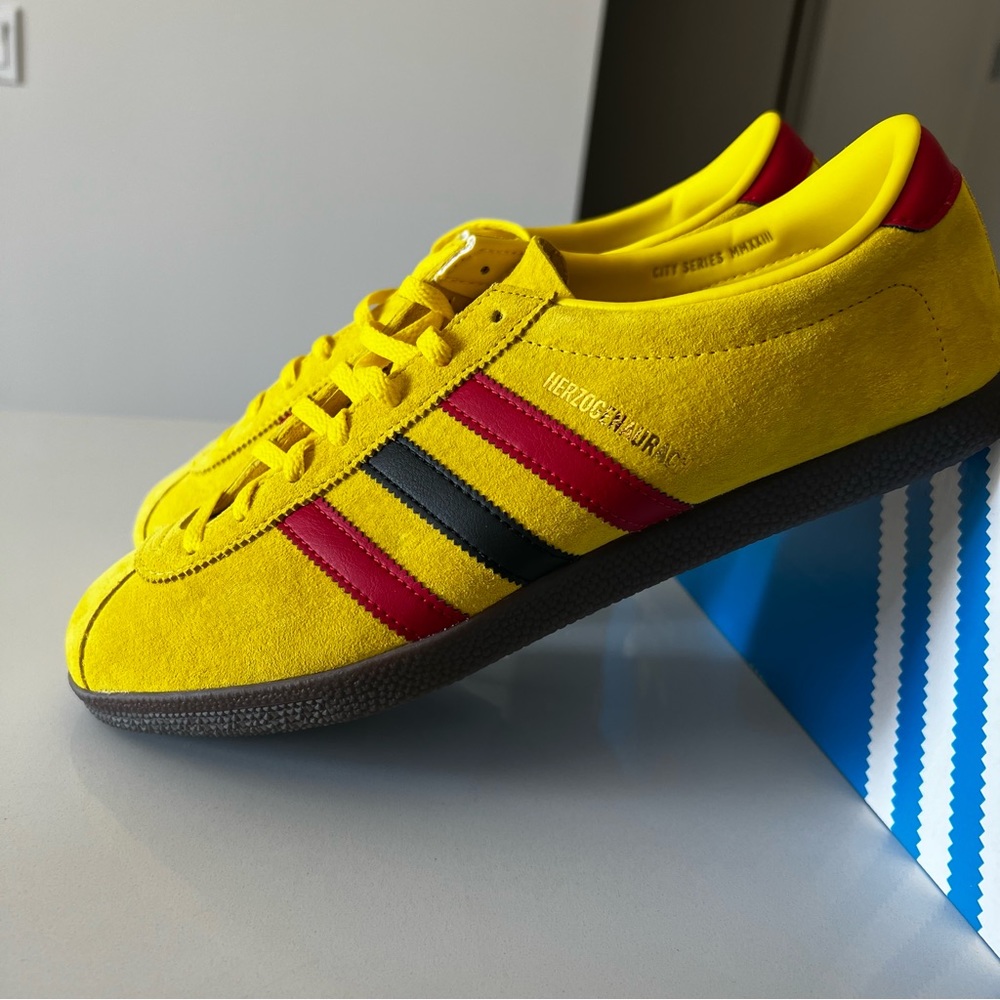 Adidas herzogenaurach sneakers men’s size 9.5 | Gazelle style NEW IN BOX